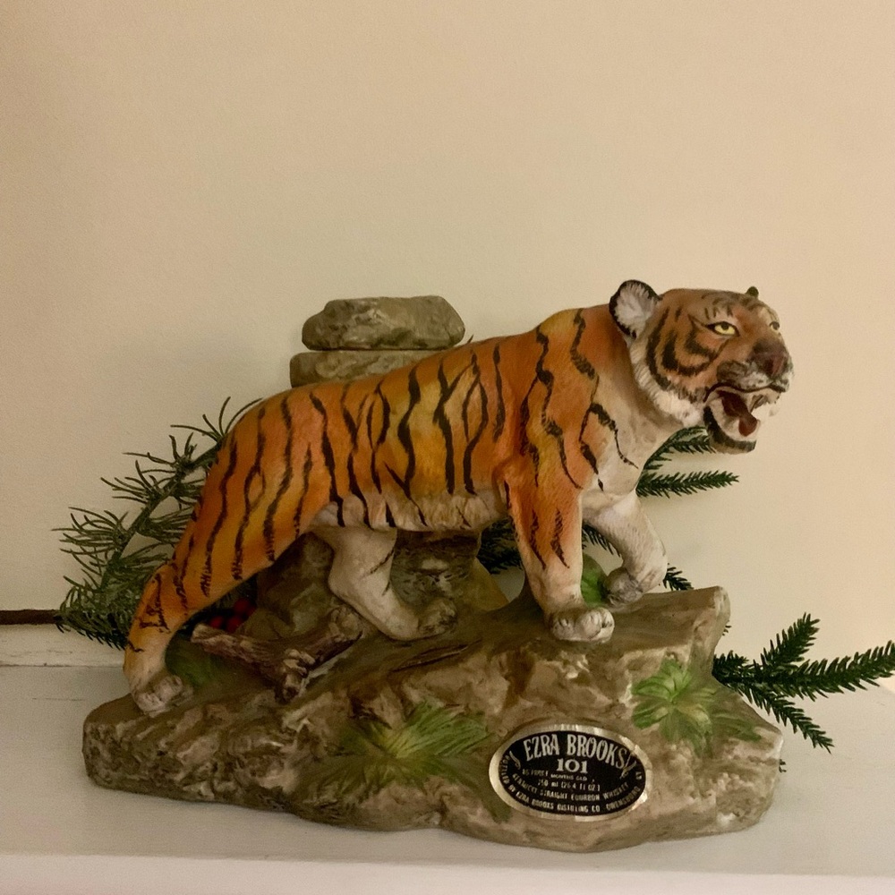 📌 Empty EZRA BROOKS Tiger Decanter - Genuine Heritage China Liquor Bottle